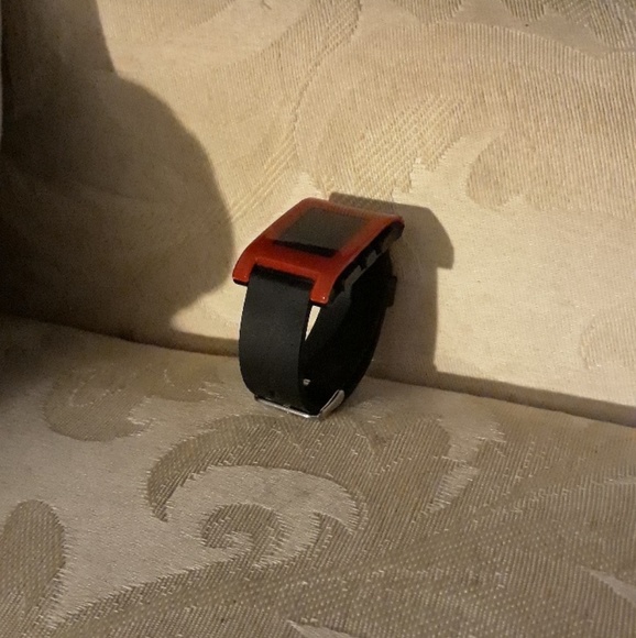 Red Pebble Smartwatch - Picture 2 of 3